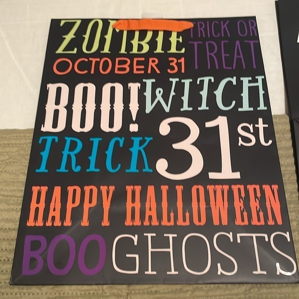 Hallmark 11 Piece Bundle of Halloween Gift Bags & Tissue Paper - Picture 9 of 16